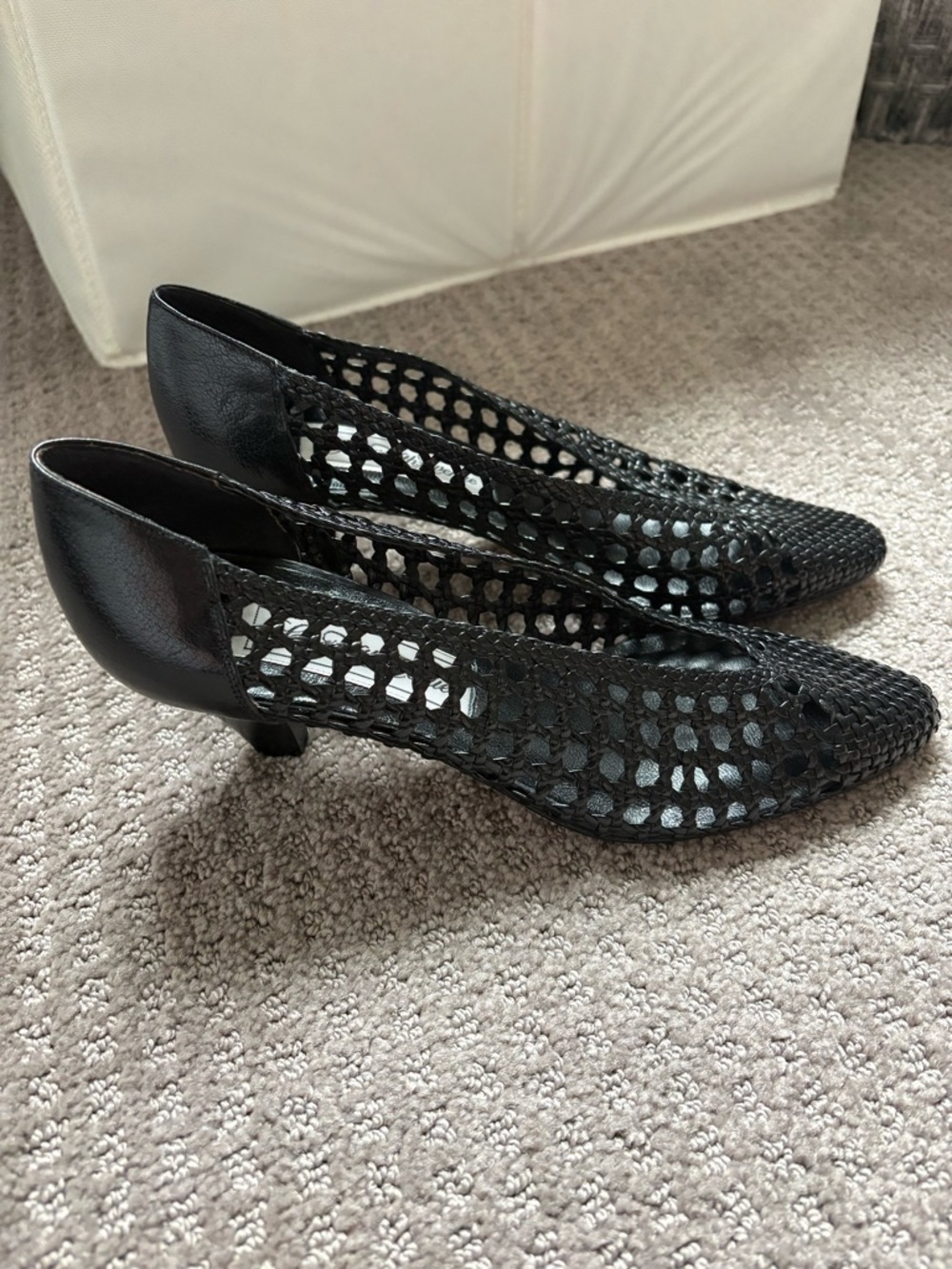 Saks Fifth Avenue black woven leather kitten heel size 6 1/2